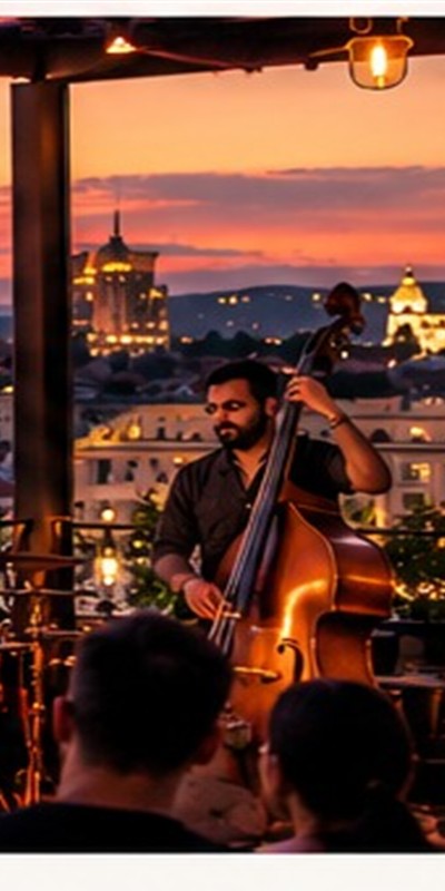 Basista svira kontrabas na terasi u sumrak